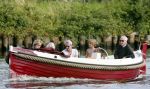 Nederhorst den Berg 22 juli 2012
Wendy v Dijk met Sem en Lizzy en Erland Galjaard aan het varen op de vecht. Ook de ouders van Erland zijn aanwezig op de sloep.
Peter Smulders bv