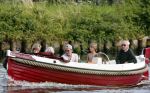 Nederhorst den Berg 22 juli 2012
Wendy v Dijk met Sem en Lizzy en Erland Galjaard aan het varen op de vecht. Ook de ouders van Erland zijn aanwezig op de sloep.
Peter Smulders bv