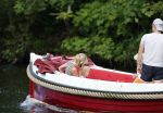 Nederhorst den Berg 22 juli 2012
Wendy v Dijk met Sem en Lizzy en Erland Galjaard aan het varen op de vecht. Ook de ouders van Erland zijn aanwezig op de sloep.
Peter Smulders bv