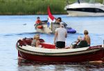 Nederhorst den Berg 22 juli 2012
Wendy v Dijk met Sem en Lizzy en Erland Galjaard aan het varen op de vecht. Ook de ouders van Erland zijn aanwezig op de sloep.
Peter Smulders bv