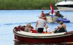 Nederhorst den Berg 22 juli 2012
Wendy v Dijk met Sem en Lizzy en Erland Galjaard aan het varen op de vecht. Ook de ouders van Erland zijn aanwezig op de sloep.
Peter Smulders bv