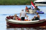 Nederhorst den Berg 22 juli 2012
Wendy v Dijk met Sem en Lizzy en Erland Galjaard aan het varen op de vecht. Ook de ouders van Erland zijn aanwezig op de sloep.
Peter Smulders bv