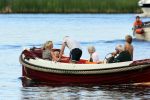 Nederhorst den Berg 22 juli 2012
Wendy v Dijk met Sem en Lizzy en Erland Galjaard aan het varen op de vecht. Ook de ouders van Erland zijn aanwezig op de sloep.
Peter Smulders bv