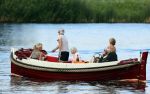 Nederhorst den Berg 22 juli 2012
Wendy v Dijk met Sem en Lizzy en Erland Galjaard aan het varen op de vecht. Ook de ouders van Erland zijn aanwezig op de sloep.
Peter Smulders bv