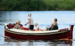 Nederhorst den Berg 22 juli 2012
Wendy v Dijk met Sem en Lizzy en Erland Galjaard aan het varen op de vecht. Ook de ouders van Erland zijn aanwezig op de sloep.
Peter Smulders bv