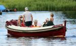 Nederhorst den Berg 22 juli 2012
Wendy v Dijk met Sem en Lizzy en Erland Galjaard aan het varen op de vecht. Ook de ouders van Erland zijn aanwezig op de sloep.
Peter Smulders bv