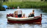 Nederhorst den Berg 22 juli 2012
Wendy v Dijk met Sem en Lizzy en Erland Galjaard aan het varen op de vecht. Ook de ouders van Erland zijn aanwezig op de sloep.
Peter Smulders bv