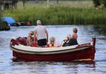 Nederhorst den Berg 22 juli 2012
Wendy v Dijk met Sem en Lizzy en Erland Galjaard aan het varen op de vecht. Ook de ouders van Erland zijn aanwezig op de sloep.
Peter Smulders bv