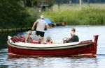 Nederhorst den Berg 22 juli 2012
Wendy v Dijk met Sem en Lizzy en Erland Galjaard aan het varen op de vecht. Ook de ouders van Erland zijn aanwezig op de sloep.
Peter Smulders bv