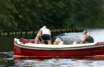 Nederhorst den Berg 22 juli 2012
Wendy v Dijk met Sem en Lizzy en Erland Galjaard aan het varen op de vecht. Ook de ouders van Erland zijn aanwezig op de sloep.
Peter Smulders bv