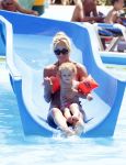 Ibiza 30 juli 2012
Wendy v Dijk met Erland Galjaard Lizzy Sem Mik en haar moeder in het aquapark op ibiza.
Peter Smulders bv