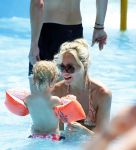 Ibiza 30 juli 2012
Wendy v Dijk met Erland Galjaard Lizzy Sem Mik en haar moeder in het aquapark op ibiza.
Peter Smulders bv