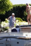 Loenen aan de Vecht 21 juli 2013
Aad v d Heuvel en zijn vrouw maken hun boot schoon die naast hun woonboot ligt.
Peter Smulders bv