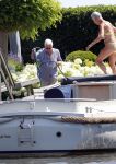 Loenen aan de Vecht 21 juli 2013
Aad v d Heuvel en zijn vrouw maken hun boot schoon die naast hun woonboot ligt.
Peter Smulders bv