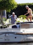 Loenen aan de Vecht 21 juli 2013
Aad v d Heuvel en zijn vrouw maken hun boot schoon die naast hun woonboot ligt.
Peter Smulders bv