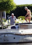 Loenen aan de Vecht 21 juli 2013
Aad v d Heuvel en zijn vrouw maken hun boot schoon die naast hun woonboot ligt.
Peter Smulders bv