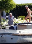 Loenen aan de Vecht 21 juli 2013
Aad v d Heuvel en zijn vrouw maken hun boot schoon die naast hun woonboot ligt.
Peter Smulders bv