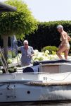 Loenen aan de Vecht 21 juli 2013
Aad v d Heuvel en zijn vrouw maken hun boot schoon die naast hun woonboot ligt.
Peter Smulders bv