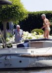 Loenen aan de Vecht 21 juli 2013
Aad v d Heuvel en zijn vrouw maken hun boot schoon die naast hun woonboot ligt.
Peter Smulders bv