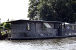 Loenen aan de Vecht 21 juli 2013
Aad v d Heuvel en zijn vrouw maken hun boot schoon die naast hun woonboot ligt.
Peter Smulders bv