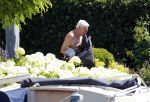 Loenen aan de Vecht 21 juli 2013
Aad v d Heuvel en zijn vrouw maken hun boot schoon die naast hun woonboot ligt.
Peter Smulders bv