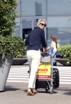 Schiphol 8 augustus 2013
Anouk Smulders op schiphol.
Peter Smulders bv