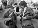 Parijs, September 1983
Uitreiling Gouden Schoen in het Lido
Zilveren Schoen winnaar Peter Houtman, spelend voor Feyenoord
Verder op de foto Bep v Houdt, Henk Koster, Cor Mooy en Soenar Chamid in gesprek met een clochard.
Foto Peter Smulders BV