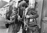 Parijs, September 1983
Uitreiling Gouden Schoen in het Lido
Zilveren Schoen winnaar Peter Houtman, spelend voor Feyenoord
Verder op de foto Bep v Houdt, Henk Koster, Cor Mooy en Soenar Chamid in gesprek met een clochard.
Foto Peter Smulders BV