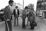 Parijs, September 1983
Uitreiling Gouden Schoen in het Lido
Zilveren Schoen winnaar Peter Houtman, spelend voor Feyenoord
Verder op de foto Bep v Houdt, Henk Koster, Cor Mooy en Soenar Chamid in gesprek met een clochard.
Foto Peter Smulders BV