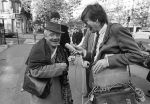 Parijs, September 1983
Uitreiling Gouden Schoen in het Lido
Zilveren Schoen winnaar Peter Houtman, spelend voor Feyenoord
Verder op de foto Bep v Houdt, Henk Koster, Cor Mooy en Soenar Chamid in gesprek met een clochard.
Foto Peter Smulders BV