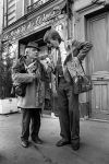 Parijs, September 1983
Uitreiling Gouden Schoen in het Lido
Zilveren Schoen winnaar Peter Houtman, spelend voor Feyenoord
Verder op de foto Bep v Houdt, Henk Koster, Cor Mooy en Soenar Chamid in gesprek met een clochard.
Foto Peter Smulders BV