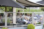 Loosdrecht, 28 Juli 2013
Connie Breukhoven met haar zoon met vriend op het terras.
Foto Peter Smulders BV