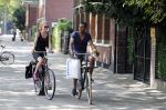 Amsterdam 23 juli 2013
Doutzen Kroes en Sunnery James op de fiets in Amsterdam.
Peter Smulders bv