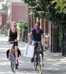 Amsterdam 23 juli 2013
Doutzen Kroes en Sunnery James op de fiets in Amsterdam.
Peter Smulders bv