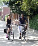 Amsterdam 23 juli 2013
Doutzen Kroes en Sunnery James op de fiets in Amsterdam.
Peter Smulders bv