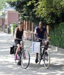 Amsterdam 23 juli 2013
Doutzen Kroes en Sunnery James op de fiets in Amsterdam.
Peter Smulders bv