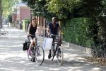 Amsterdam 23 juli 2013
Doutzen Kroes en Sunnery James op de fiets in Amsterdam.
Peter Smulders bv