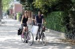 Amsterdam 23 juli 2013
Doutzen Kroes en Sunnery James op de fiets in Amsterdam.
Peter Smulders bv