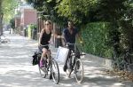 Amsterdam 23 juli 2013
Doutzen Kroes en Sunnery James op de fiets in Amsterdam.
Peter Smulders bv