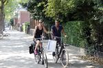 Amsterdam 23 juli 2013
Doutzen Kroes en Sunnery James op de fiets in Amsterdam.
Peter Smulders bv