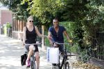 Amsterdam 23 juli 2013
Doutzen Kroes en Sunnery James op de fiets in Amsterdam.
Peter Smulders bv