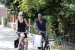 Amsterdam 23 juli 2013
Doutzen Kroes en Sunnery James op de fiets in Amsterdam.
Peter Smulders bv