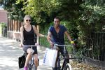 Amsterdam 23 juli 2013
Doutzen Kroes en Sunnery James op de fiets in Amsterdam.
Peter Smulders bv