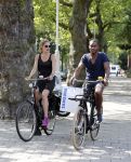 Amsterdam 23 juli 2013
Doutzen Kroes en Sunnery James op de fiets in Amsterdam.
Peter Smulders bv