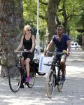 Amsterdam 23 juli 2013
Doutzen Kroes en Sunnery James op de fiets in Amsterdam.
Peter Smulders bv