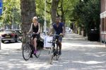 Amsterdam 23 juli 2013
Doutzen Kroes en Sunnery James op de fiets in Amsterdam.
Peter Smulders bv