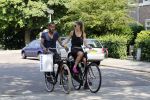 Amsterdam 23 juli 2013
Doutzen Kroes en Sunnery James op de fiets in Amsterdam.
Peter Smulders bv