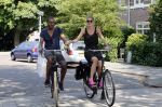 Amsterdam 23 juli 2013
Doutzen Kroes en Sunnery James op de fiets in Amsterdam.
Peter Smulders bv