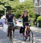 Amsterdam 23 juli 2013
Doutzen Kroes en Sunnery James op de fiets in Amsterdam.
Peter Smulders bv
