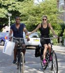 Amsterdam 23 juli 2013
Doutzen Kroes en Sunnery James op de fiets in Amsterdam.
Peter Smulders bv